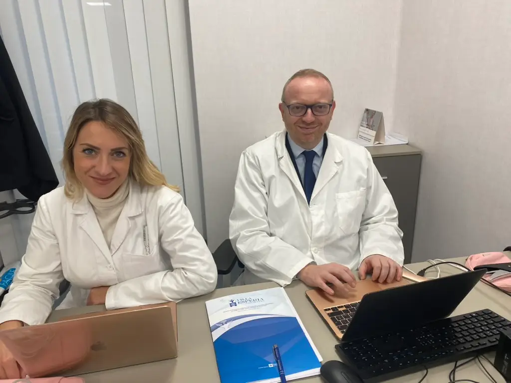 Il Dott. Pier Paolo Cutolo e la dietista Giuliana Vitolo alla scrivania dell'ambulatorio