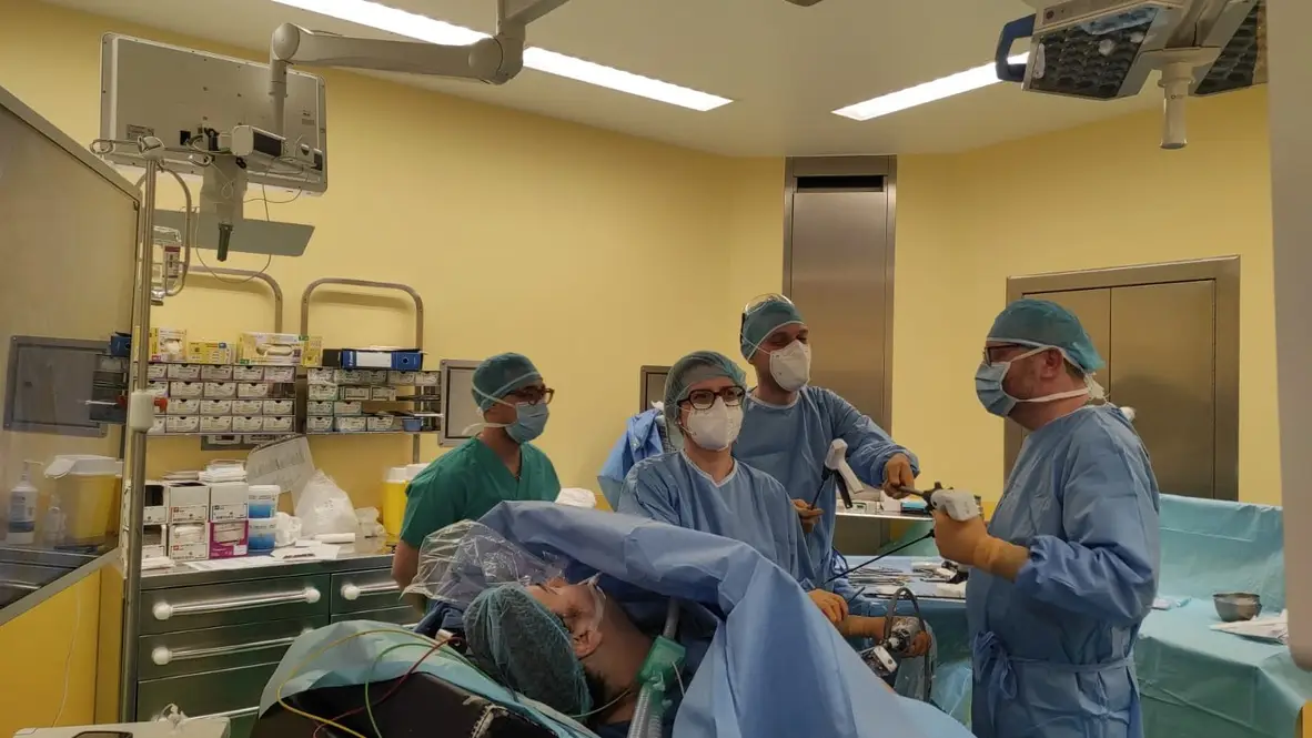 Veduta della sala operatoria durante un intervento di chirurgia laparoscopica