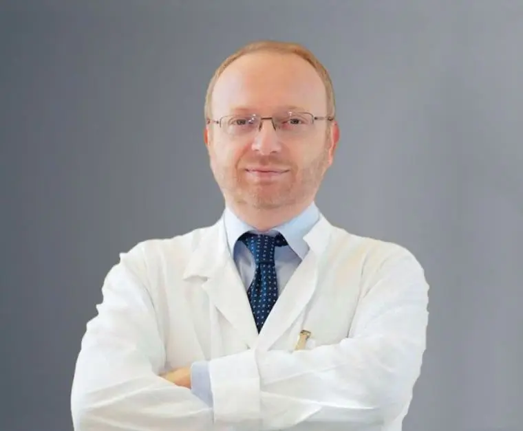 Il Dott. Pier Paolo Cutolo, chirurgo bariatrico, in camice bianco