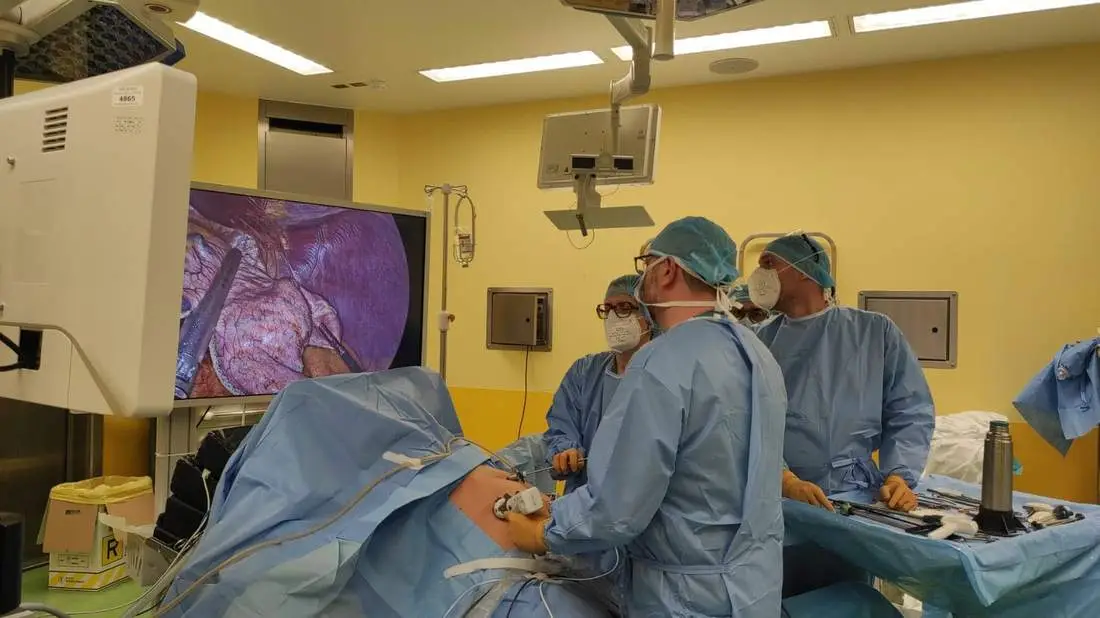L'équipe chirurgica durante un intervento di laparoscopia in sala operatoria